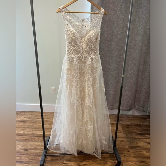 Beautiful Ivory Wedding dress - Picture 1 of 8